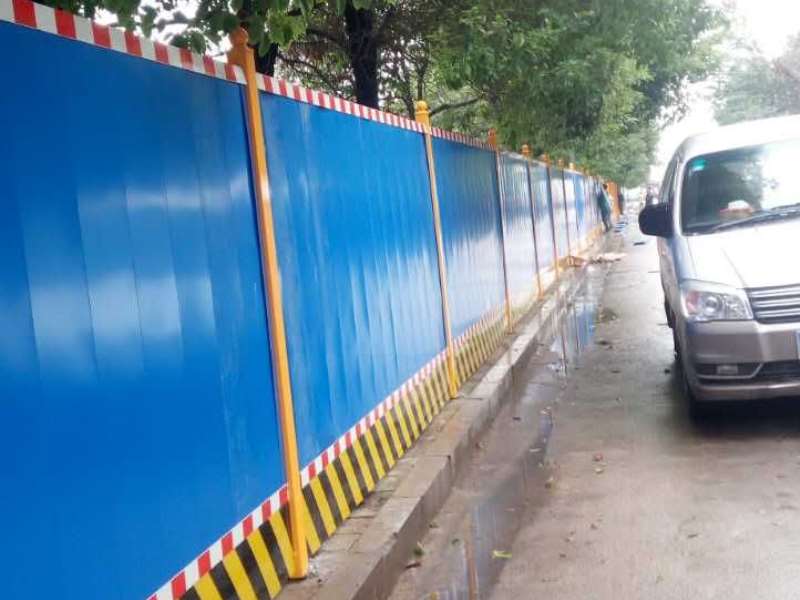 安裝道路彩鋼圍擋時應該注意哪些問題